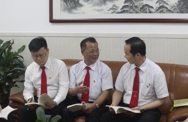 “兩優(yōu)一先”先進(jìn)事跡｜市優(yōu)秀黨務(wù)工作者李鏡波：踐行初心使命 做好黨建引領(lǐng)