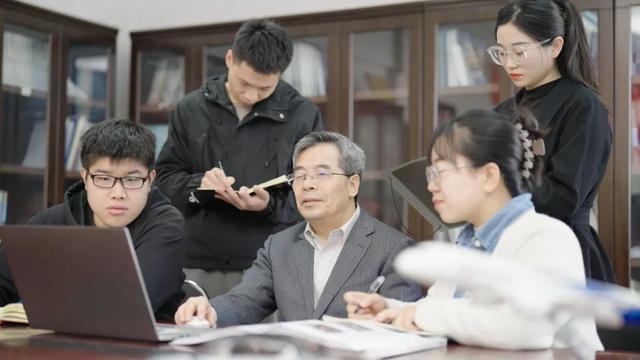 謝建新院士！您辛苦了?。ㄖx建新院士!您辛苦了圖片）